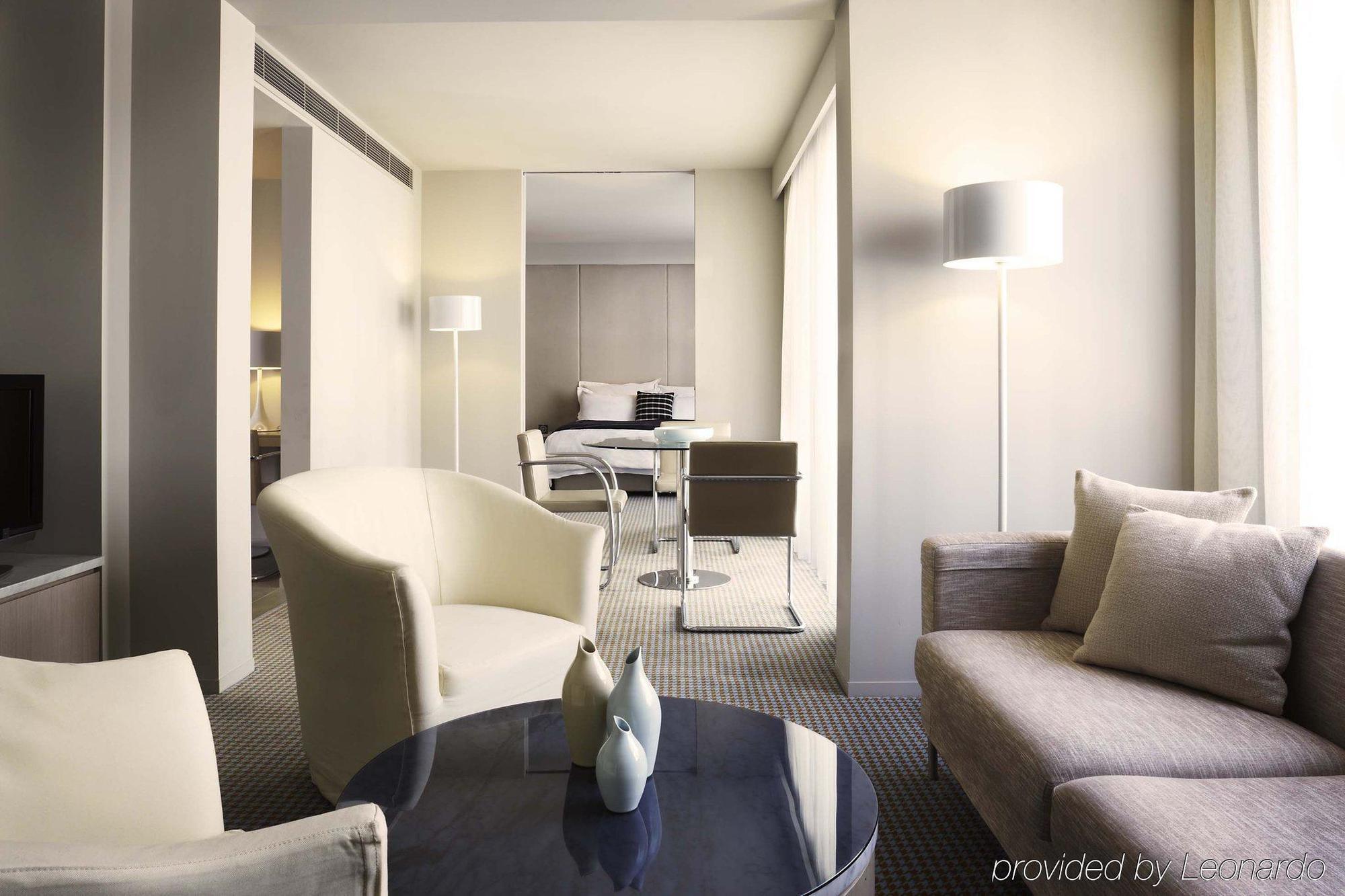 Hotel Realm Canberra Room photo